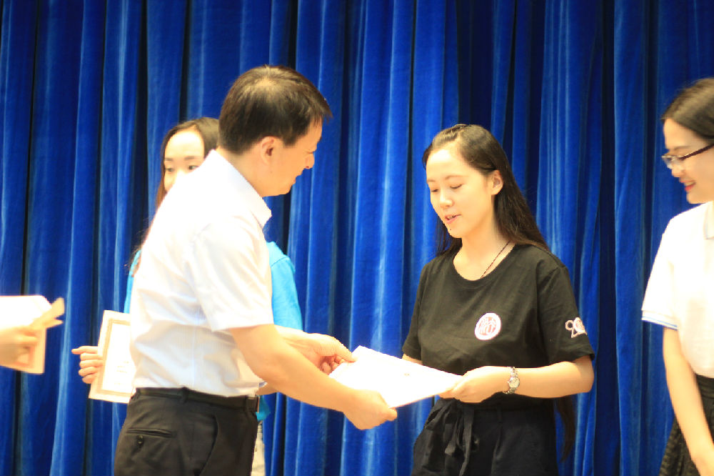郑州大学太阳成集团tyc234cc古天乐楚亦斐同学代表太阳成集团tyc234cc古天乐全体营员领取太阳成首届夏令营结业证书